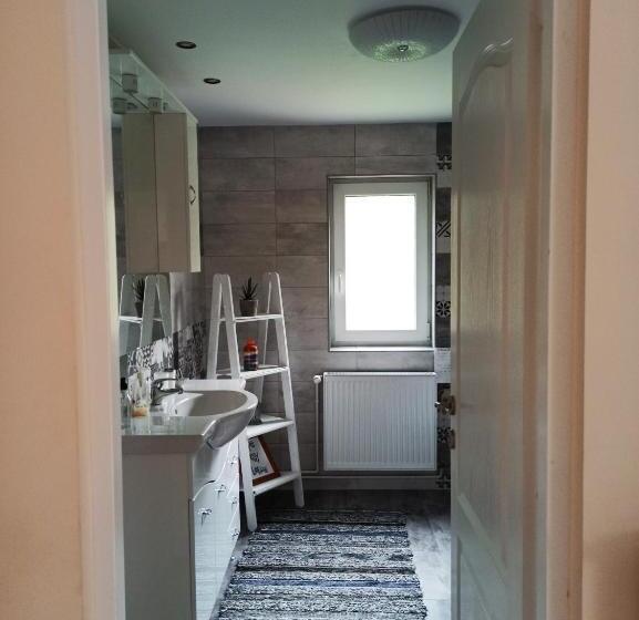 バスルーム共有のトリプルスタンダード, Casa Lucia