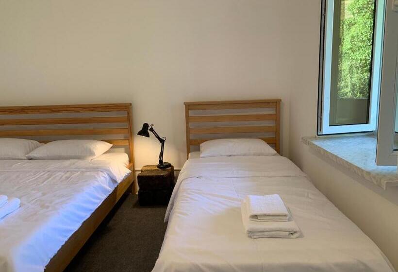 חדר סטנדרט לארבעה, Gomkers Guest House