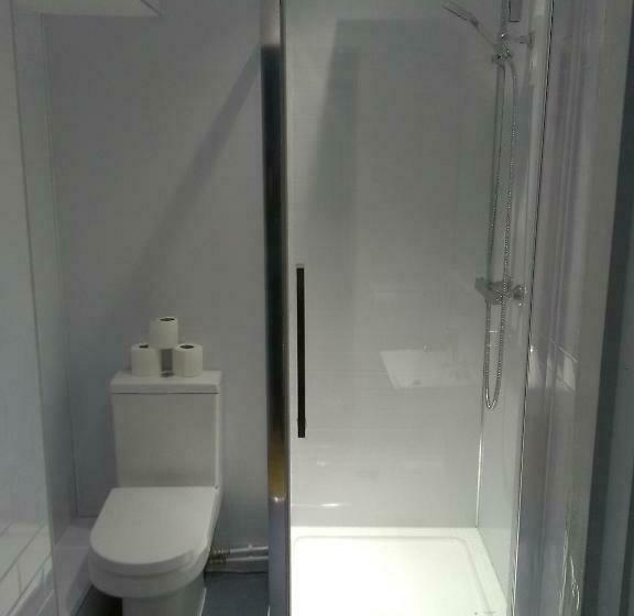 スタンダードルーム, Newcastle West Hotel & Bar