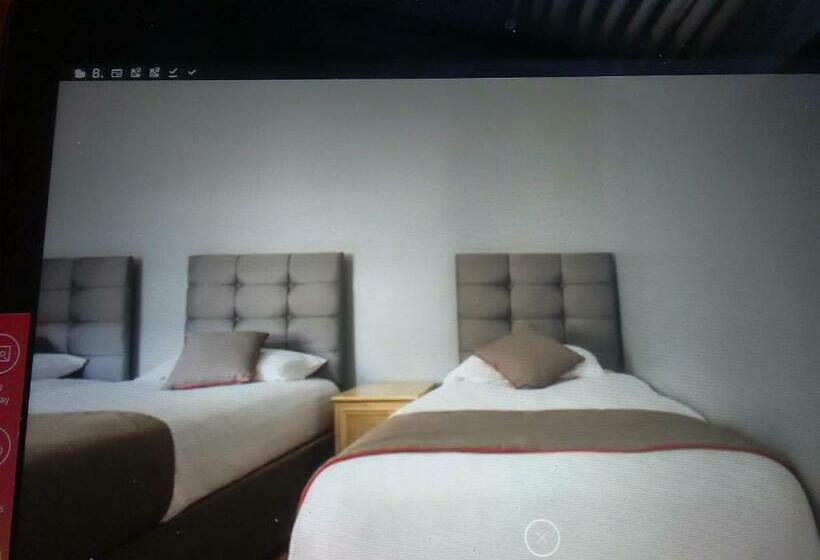 スタンダードトリプルルーム, Newcastle West Hotel & Bar