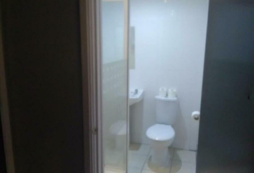 Семейный Номер, Newcastle West Hotel & Bar