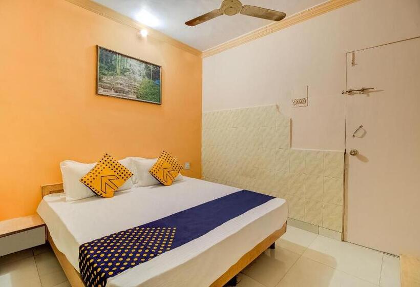 חדר קלאסי לשלושה, Spot On Sristi Palace