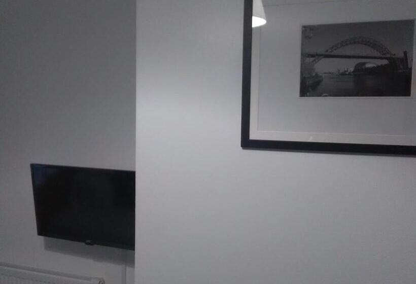 バス共有のスタンダードルーム, Newcastle West Hotel & Bar