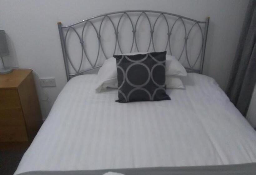 スタンダードルーム, Newcastle West Hotel & Bar