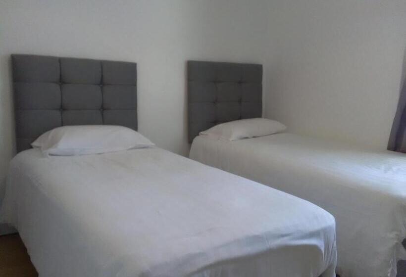 スタンダードトリプルルーム, Newcastle West Hotel & Bar