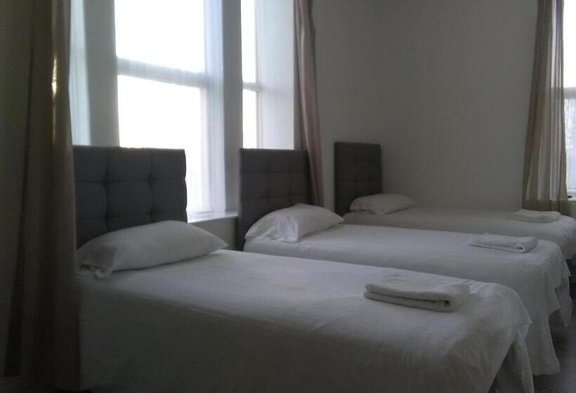 スタンダードトリプルルーム, Newcastle West Hotel & Bar