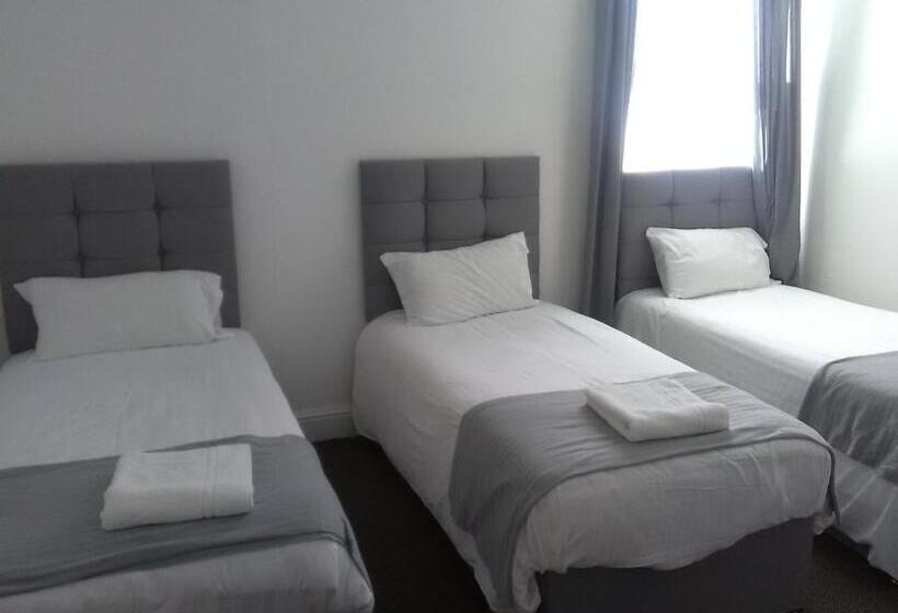 スタンダードトリプルルーム, Newcastle West Hotel & Bar