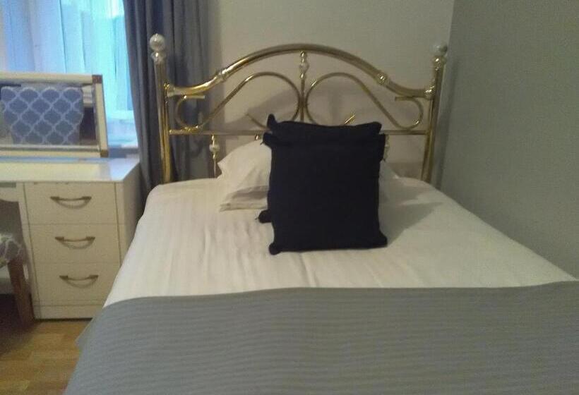 Четырехместный Номер Стандарт, Newcastle West Hotel & Bar