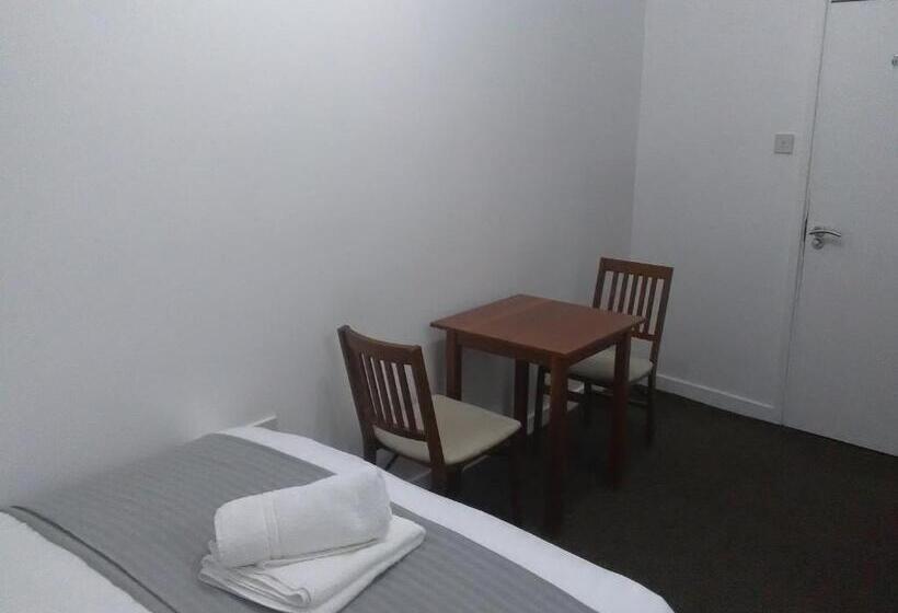 スタンダード４人部屋, Newcastle West Hotel & Bar