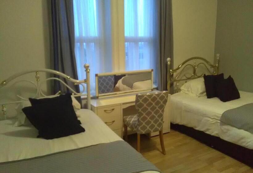 スタンダード４人部屋, Newcastle West Hotel & Bar