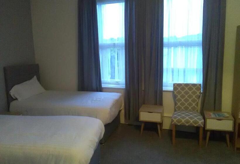 חדר משפחתי, Newcastle West Hotel & Bar