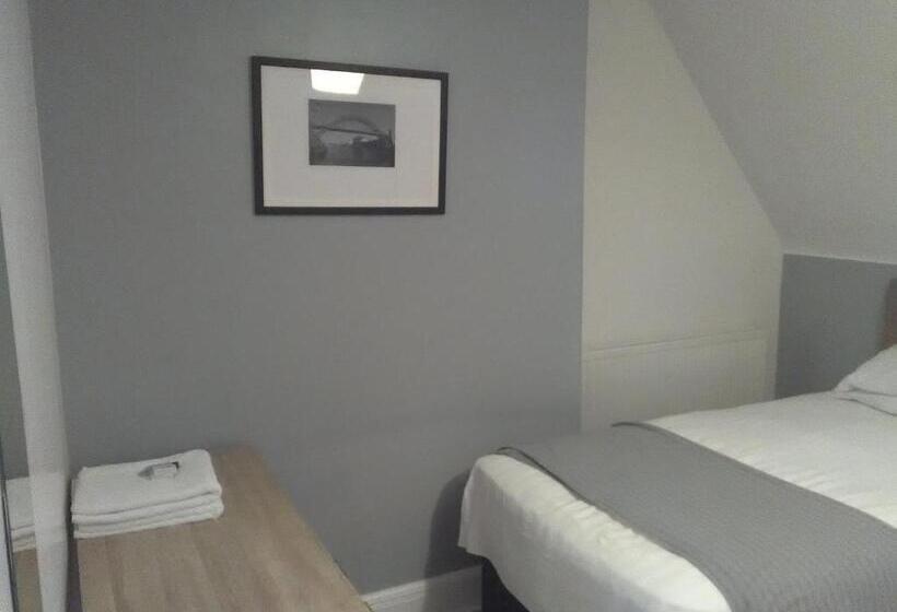 バス共有のスタンダードルーム, Newcastle West Hotel & Bar