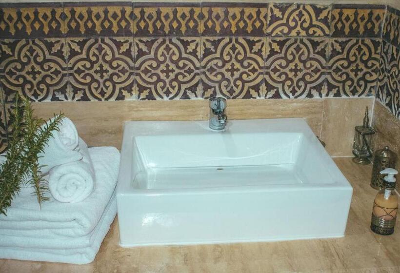 חדר דלוקס לשלושה, Diar Illi