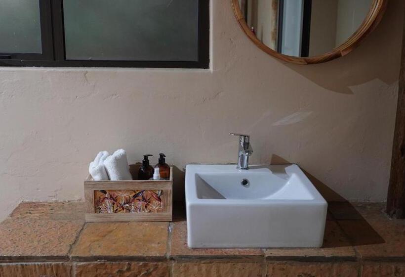 غرفة كومفورت, Francolin Creek