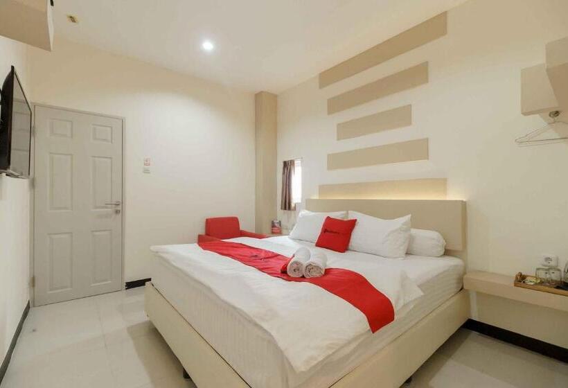 Номер Deluxe, Reddoorz Plus Near Millenium Ict Centre Medan 2
