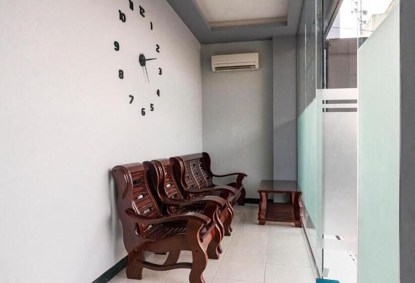 Номер Стандарт, Reddoorz Plus Near Millenium Ict Centre Medan 2