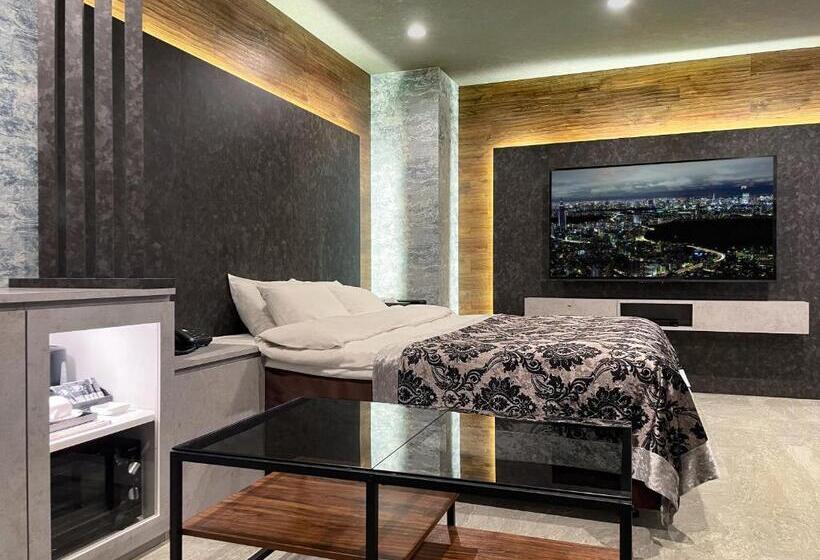 غرفة سوبيريور, Zala