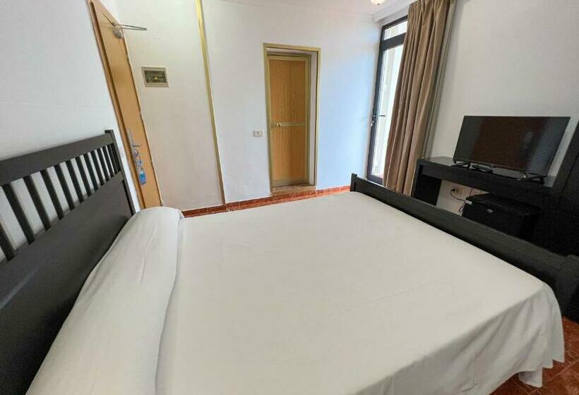 غرفة قياسية, Adonis Capital