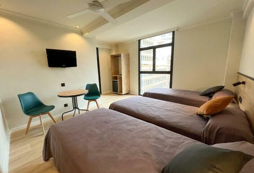 غرفة قياسية ثلاثية, Adonis Capital