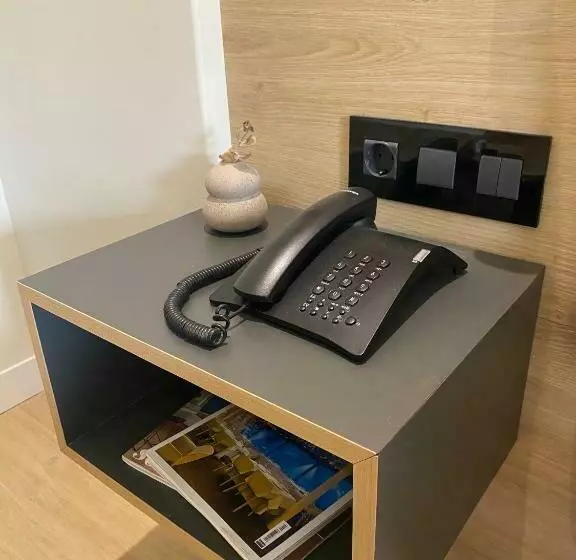 اتاق استاندارد سه نفره, Adonis Capital