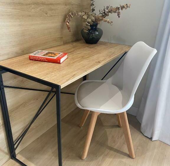 غرفة قياسية, Adonis Capital