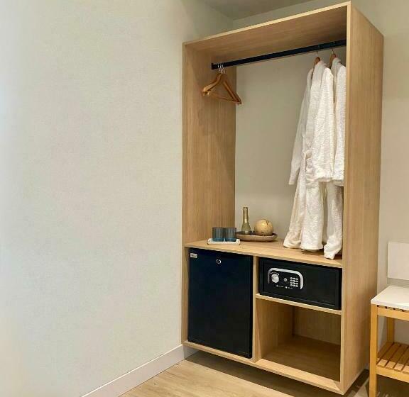 غرفة قياسية, Adonis Capital