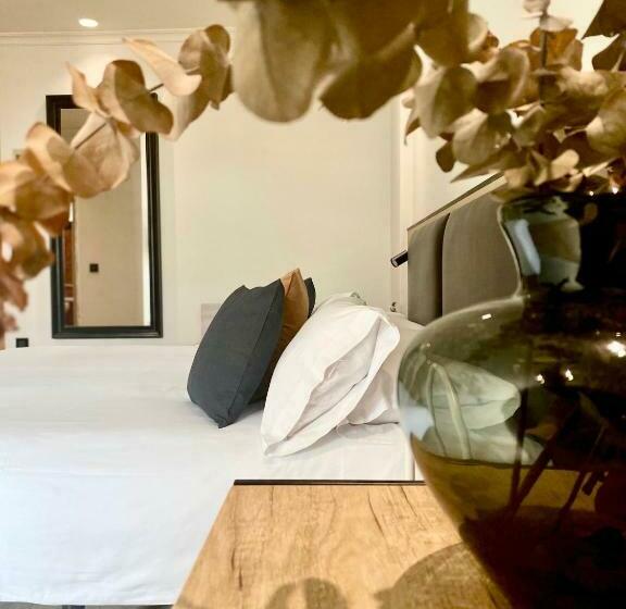 غرفة قياسية, Adonis Capital