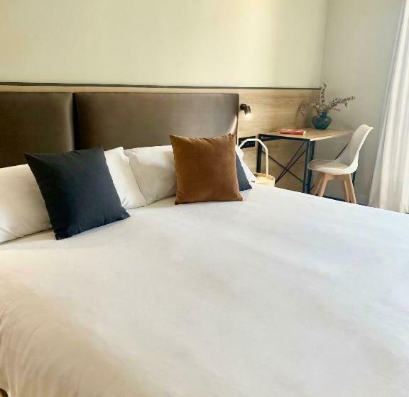 غرفة قياسية, Adonis Capital