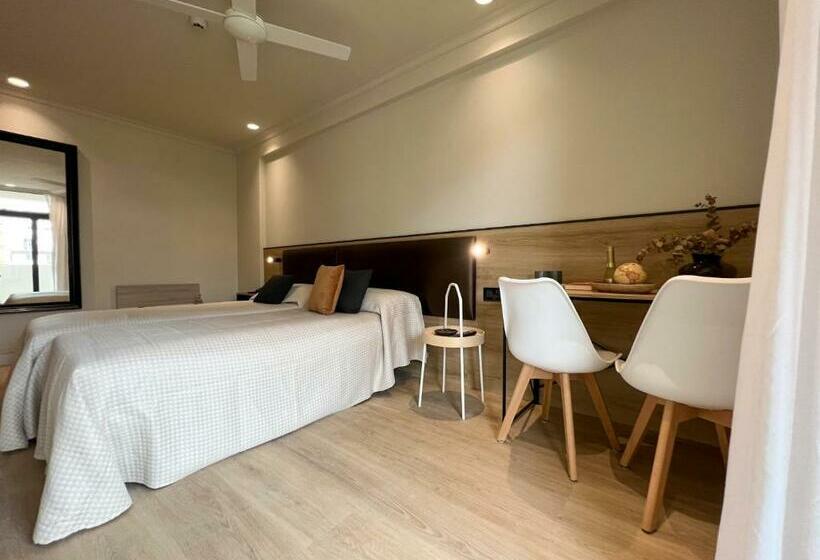 غرفة قياسية, Adonis Capital