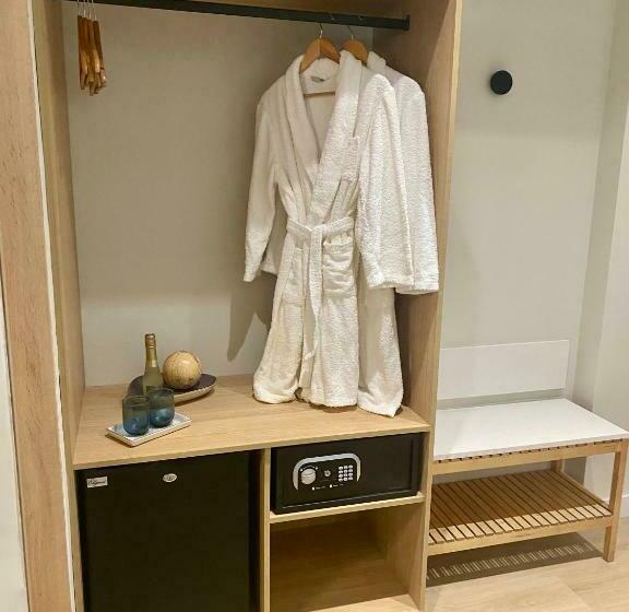 غرفة قياسية, Adonis Capital