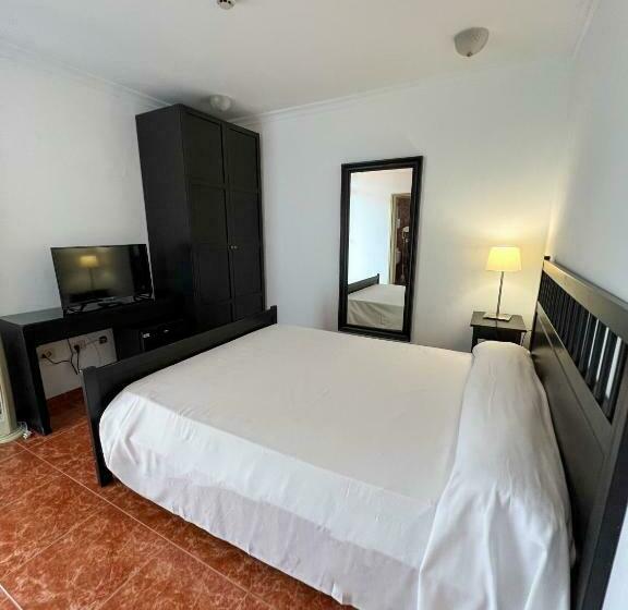 غرفة قياسية, Adonis Capital