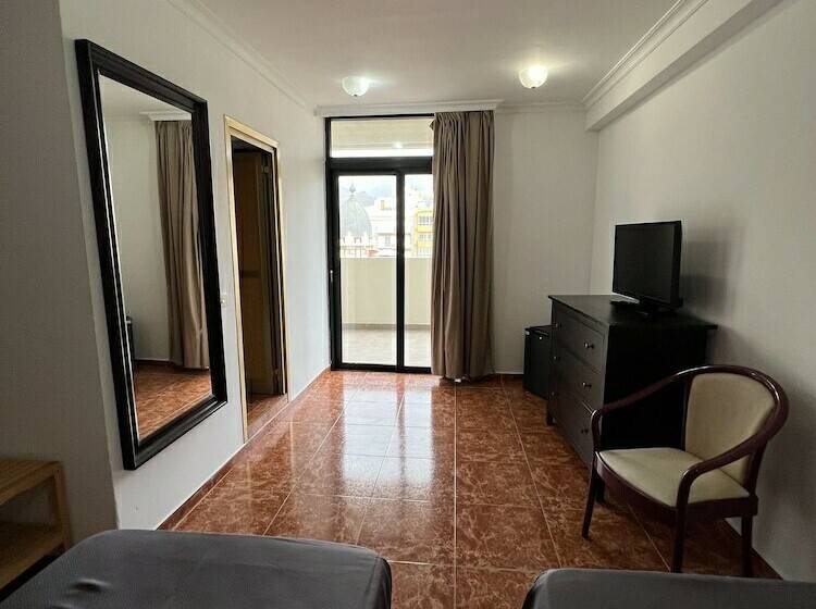 غرفة قياسية, Adonis Capital