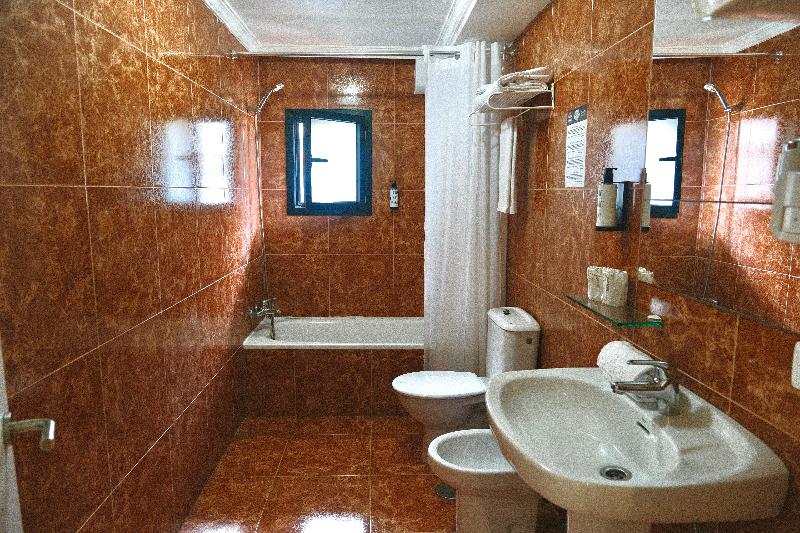 غرفة قياسية, Adonis Capital