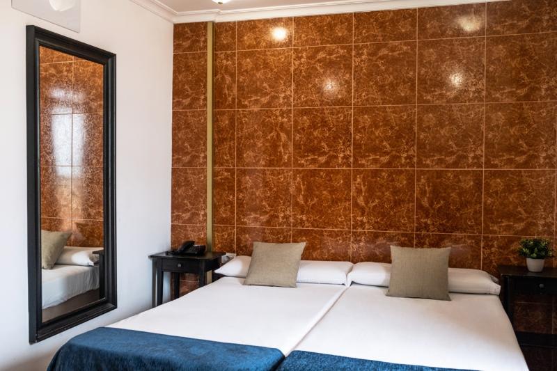 غرفة قياسية, Adonis Capital