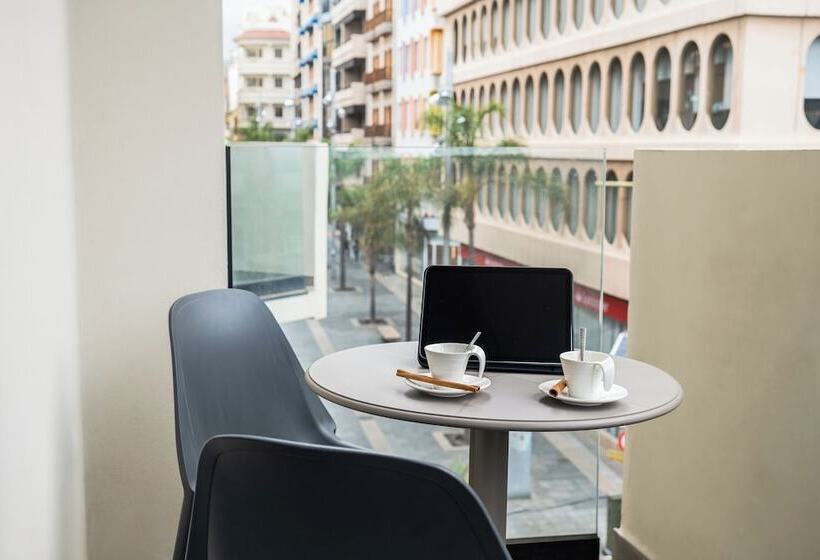 غرفة قياسية, Adonis Capital