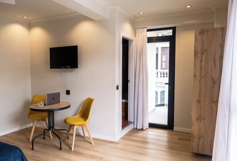 غرفة قياسية, Adonis Capital