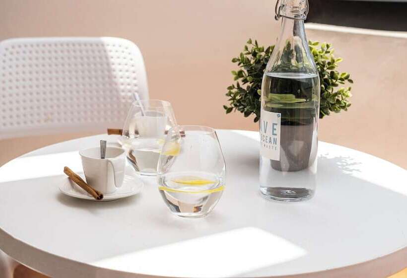 غرفة أساسية, Adonis Capital