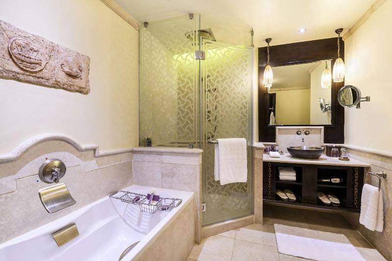 غرفة قياسية, Adonis Capital