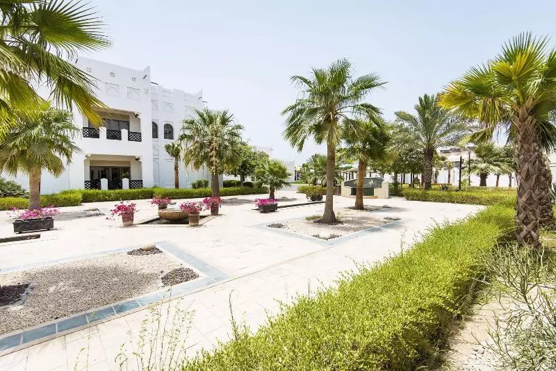 اتاق استاندارد, Adonis Capital