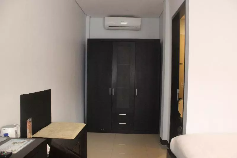 اتاق استاندارد, Adonis Capital