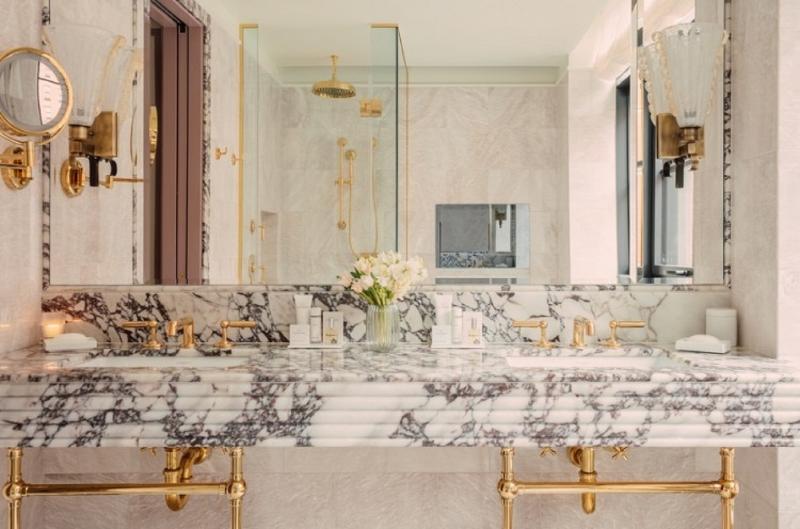 غرفة قياسية مطلة على المدينة, Adonis Capital