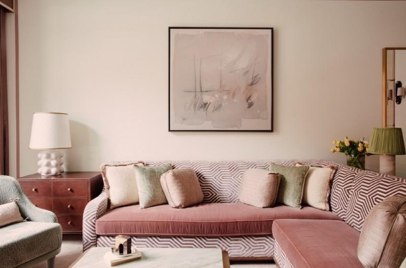 غرفة قياسية مطلة على المدينة, Adonis Capital