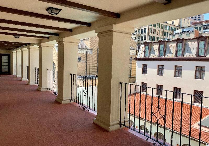 غرفة قياسية ثلاثية, Adonis Capital