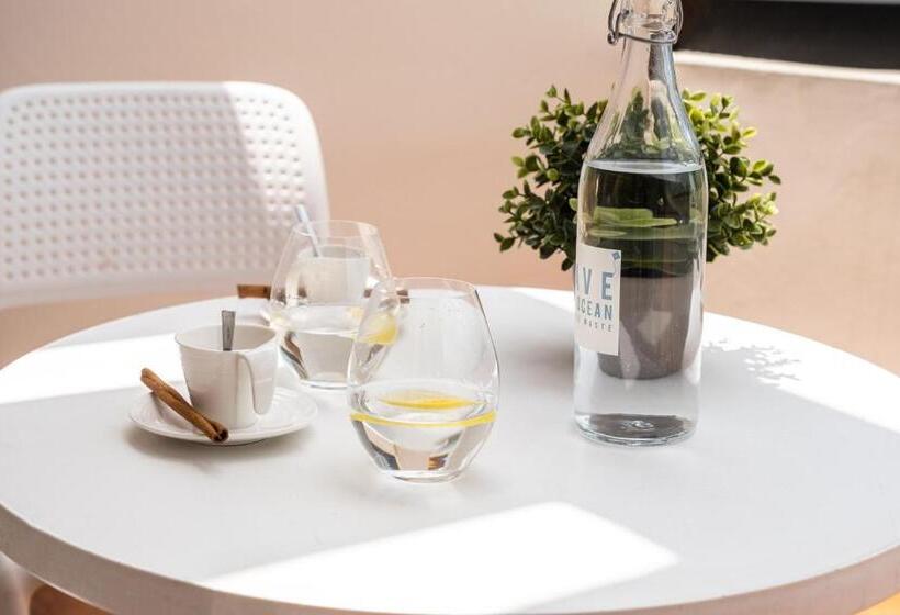 غرفة أساسية مزودة بشُرفة, Adonis Capital