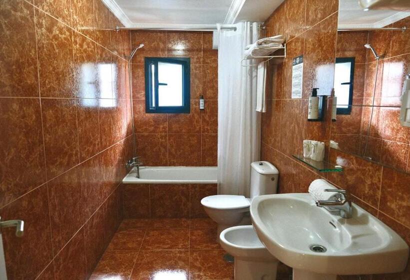 غرفة قياسية ثلاثية, Adonis Capital