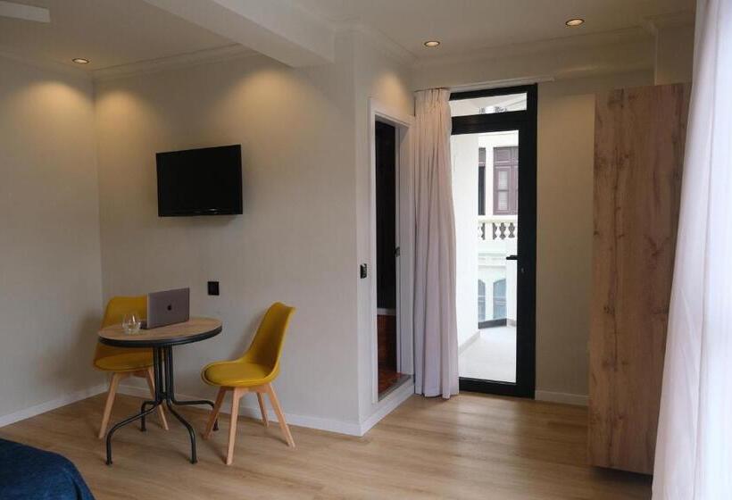 غرفة قياسية مزوَّدة بشُرفة, Adonis Capital