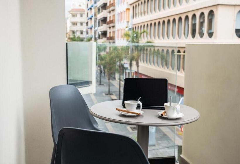 غرفة قياسية مزوَّدة بشُرفة, Adonis Capital