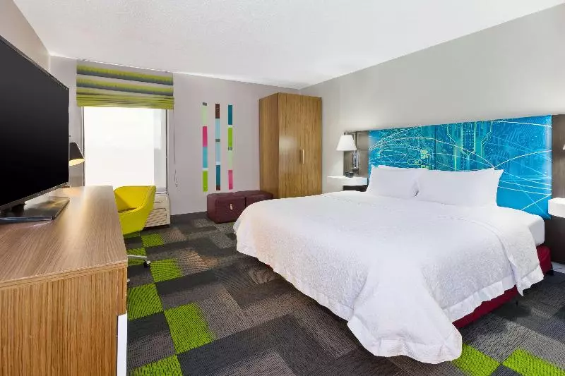 キングサイズベッドのデラックスルーム, Zessa Orange County Airport, A Doubletree By Hilton