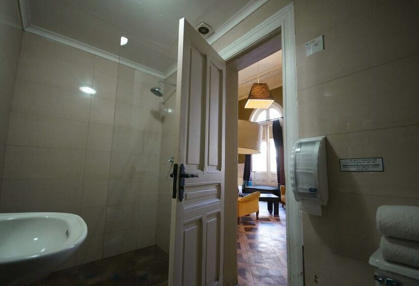 标准三人间, Happy House Hostel