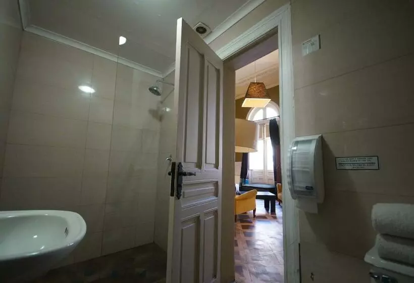 اتاق استاندارد سه نفره, Happy House Hostel